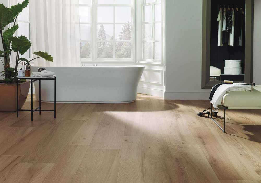 Gạch vân gỗ có khả năng chống ẩm, chống trượt, là giải pháp lý tưởng ốp lát trong phòng tắm
