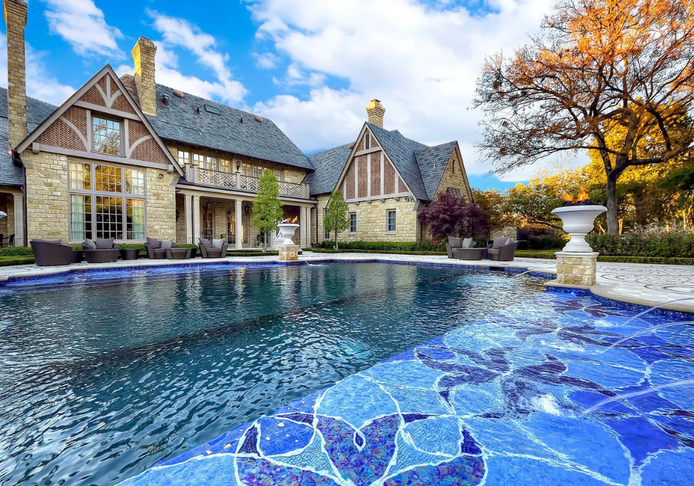 Gạch mosaic bể bơi mang đến vẻ đẹp thẩm mỹ, sự bền bỉ, chống trơn trượt