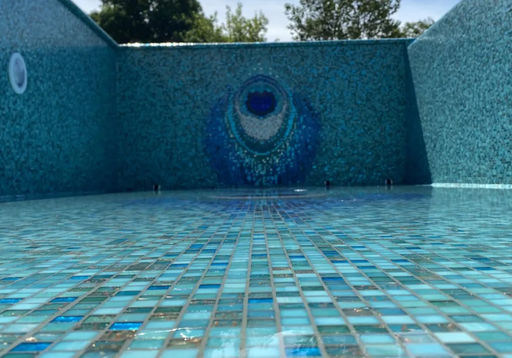 Gạch mosaic thủy tinh được ưa chuộng ốp lát hồ bơi