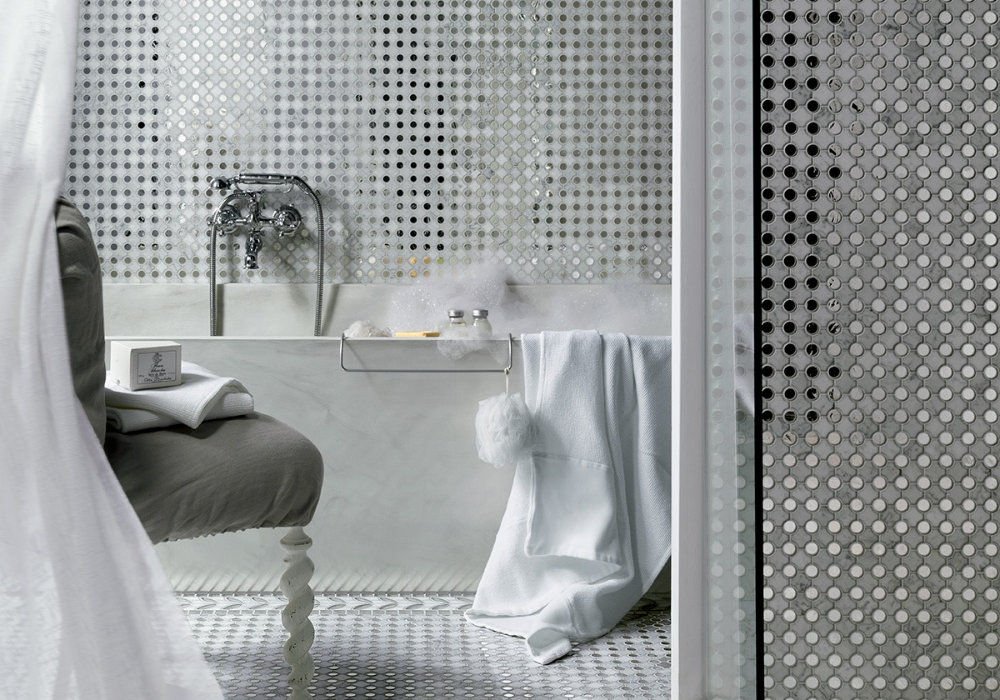 Gạch mosaic đồng bộ tường và sàn phòng tắm, tạo cảm giác rộng rãi