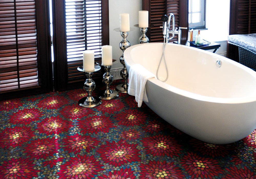 Gạch khảm họa tiết tạo điểm nhấn nổi bật cho sàn phòng tắm