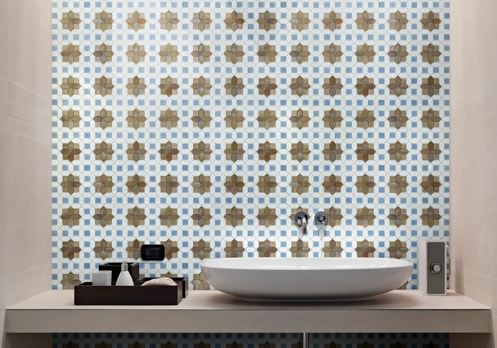 Mosaic họa tiết độc đáo tạo điểm nhấn cho khu vực backsplash phòng tắm